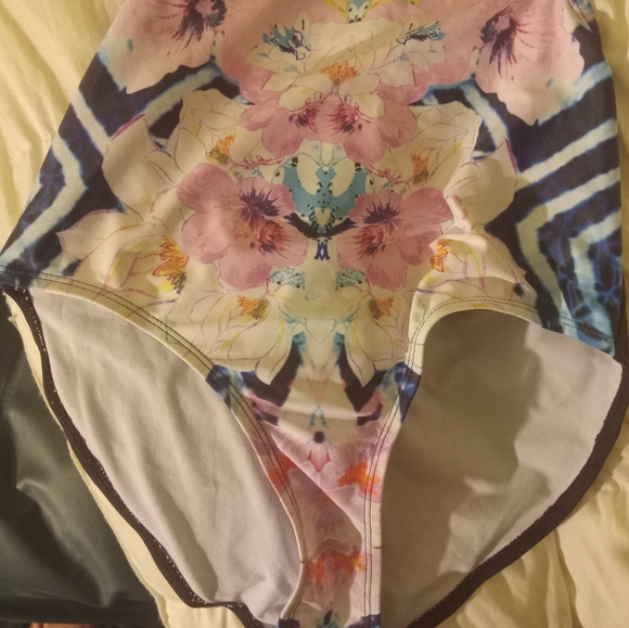 Lik-new, Sexy cut-out swimsuit size10 - Picture 3 of 8